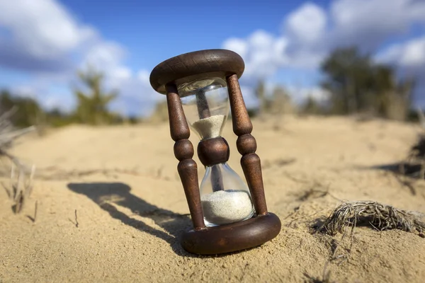 Sanduhr auf Sand — Stockfoto
