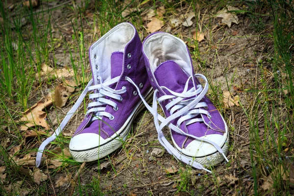 Sapatos de ginástica em grama verde — Fotografia de Stock