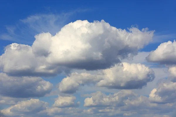 Skyer på blå himmel – stockfoto