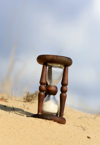 Hourgrass in sandy desert — Stock Photo, Image