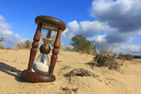 Пісочний годинник на піску — стокове фото