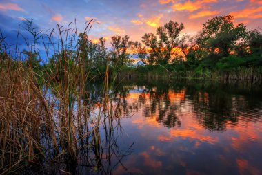 akşam Nehri üzerinde