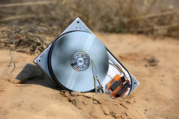 Kaputte Festplatte im Sand — Stockfoto