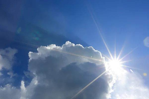 Luz do sol agradável em nuvens — Fotografia de Stock