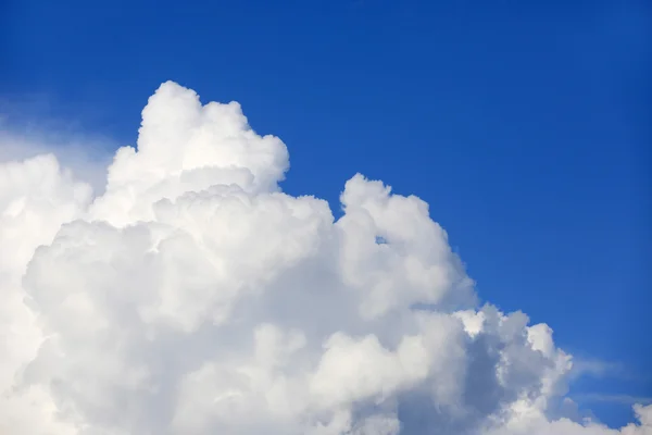 Bonitas nubes en el cielo azul — Foto de Stock