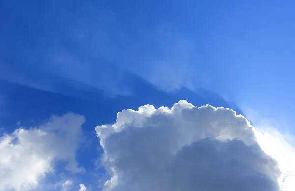 Nuvens agradáveis no céu — Fotografia de Stock