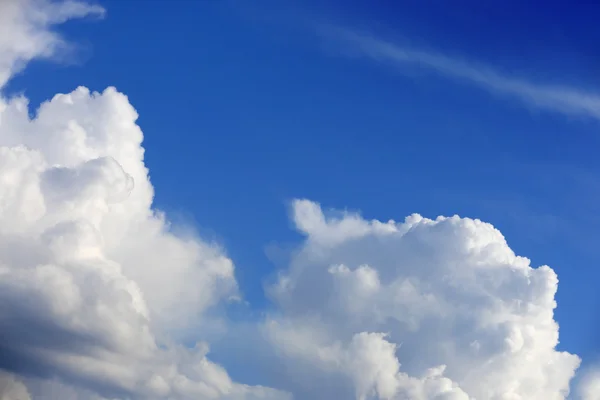 Nuvens agradáveis no céu — Fotografia de Stock