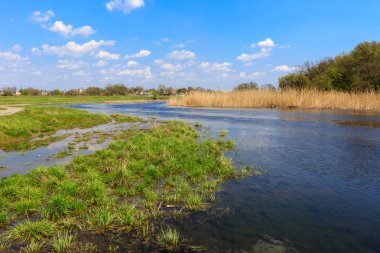 Bahar günü Nehri üzerinde