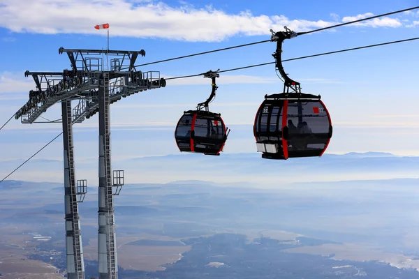 Elevador de esqui no resort de inverno — Fotografia de Stock