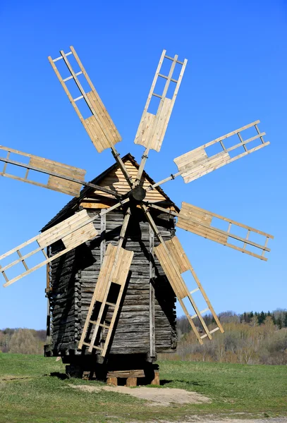 Vecchio mulino a vento — Foto Stock