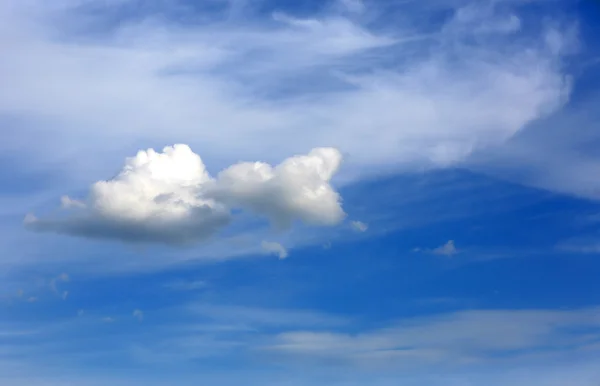 Schöner Himmel mit Wolken — Stockfoto