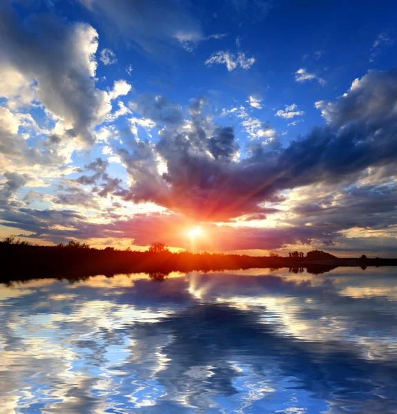 水の反射で夕焼け空 — ストック写真