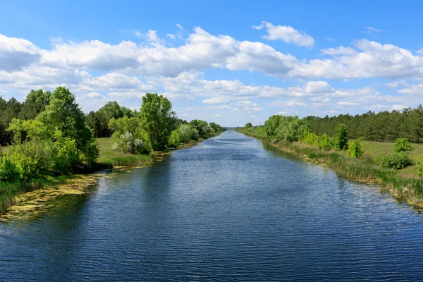 Bonitas nubes en el cielo sobre el río — Foto de Stock