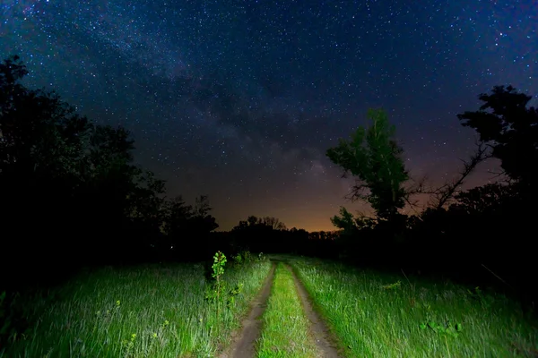 Escena nocturna con camino de rutina y cielo — Foto de Stock