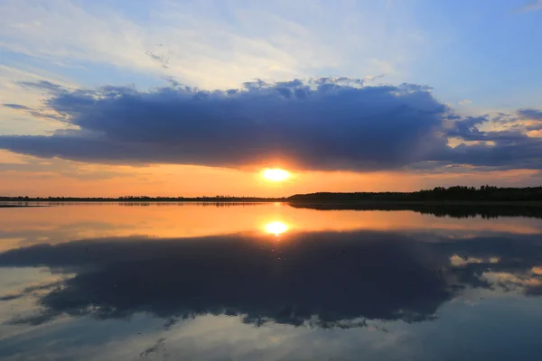 Avond aan het meer — Stockfoto