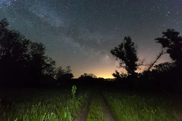 Camino de rutina y Galaxia Vía Láctea en el cielo —  Fotos de Stock