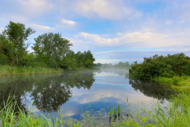 vroege ochtend scène op de rivier