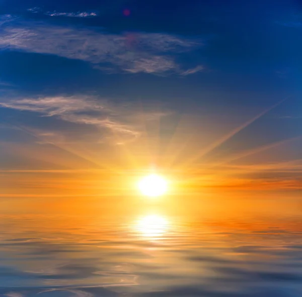 Zachód słońca nad powierzchnią wody — Zdjęcie stockowe