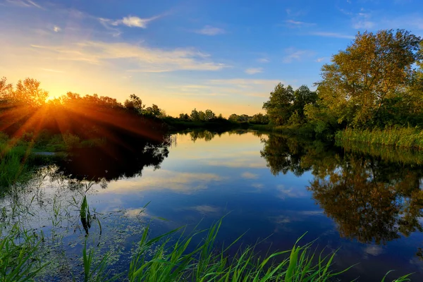 Abendliche Szene auf dem Fluss — Stockfoto