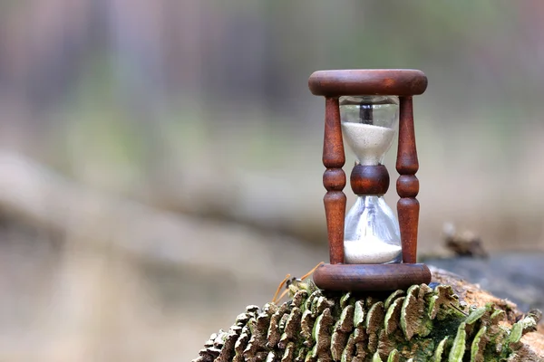 Абстрактний пісочний годинник на дерев'яній поверхні колоди — стокове фото
