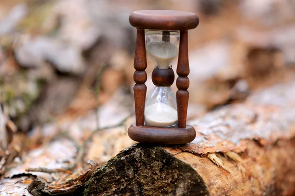 Abstrakte Sanduhr auf Kiefernholz — Stockfoto