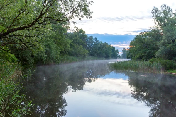Morgon scen på floden — Stockfoto