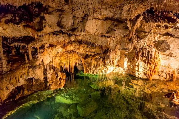 Небольшой пруд в пещере — стоковое фото