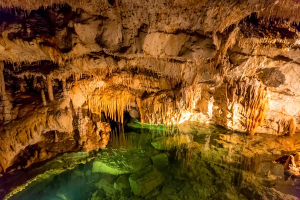 Pequeño estanque en la cueva —  Fotos de Stock