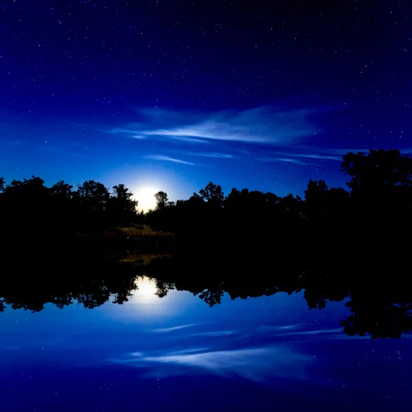 Night sky over lake — Stock Photo, Image