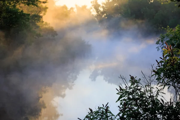 Mormimg mgła nad rzeką — Zdjęcie stockowe