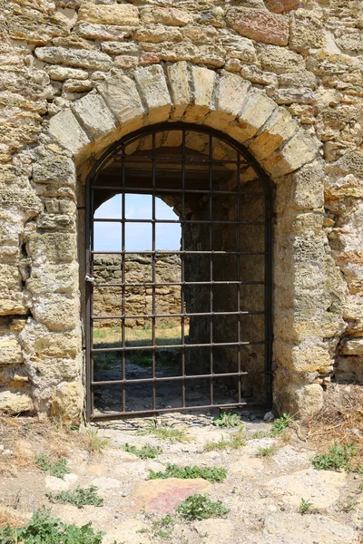 Parrilla en la entrada en el castillo viejo — Foto de Stock