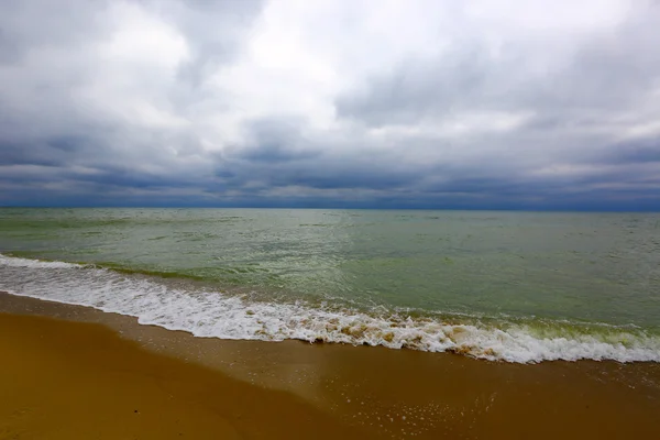 Thunderstorm clouds over sea — 图库照片