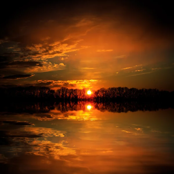 Červený západ slunce nad jezerem vody — Stock fotografie