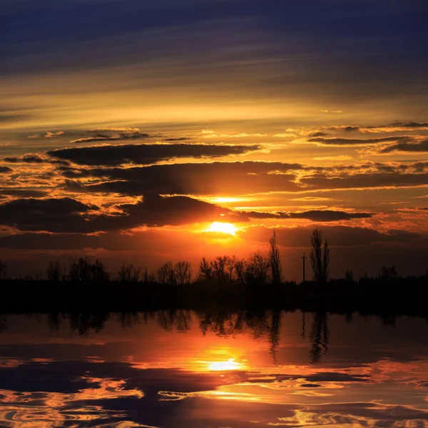 Escena del atardecer sobre el lago — Foto de Stock