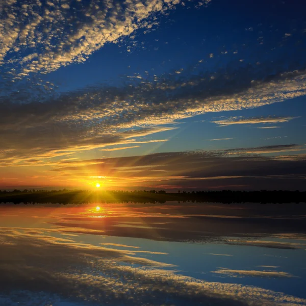 Pôr do sol agradável sobre a água — Fotografia de Stock