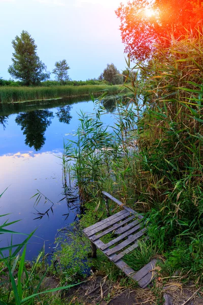 Holzbrücke am Fluss — Stockfoto