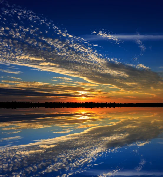Hezký večer obloha nad vodou — Stock fotografie