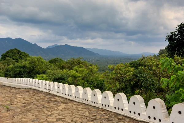 Clôture en pierre blanche dans le temple Buddha Rock à Dambulla, Shri Lanka — Photo