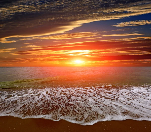 Bom pôr do sol sobre o mar — Fotografia de Stock