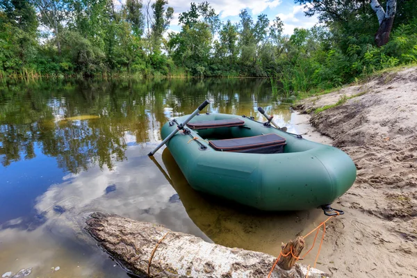 Bote inflable en la orilla del lago — Foto de Stock