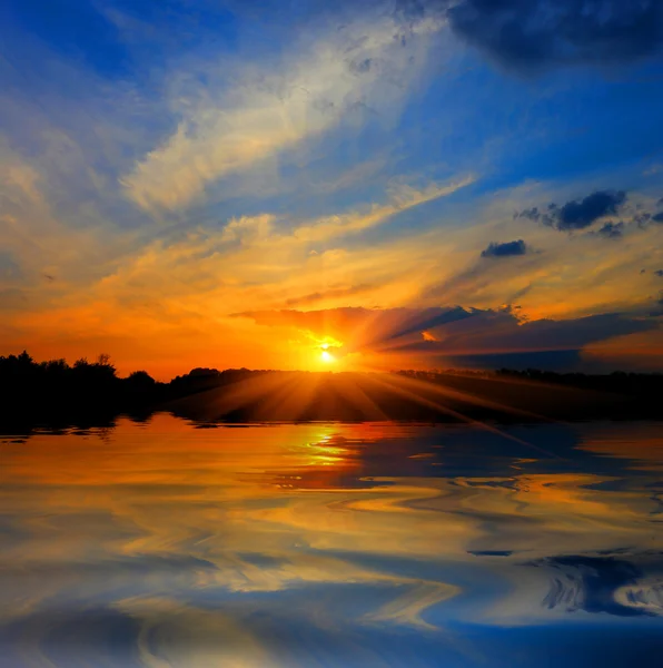 Гарний захід сонця над озером — стокове фото