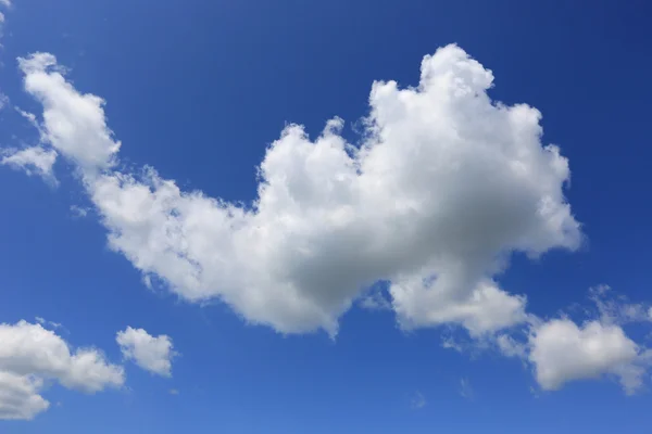 Mooie witte wolken in de lucht — Stockfoto