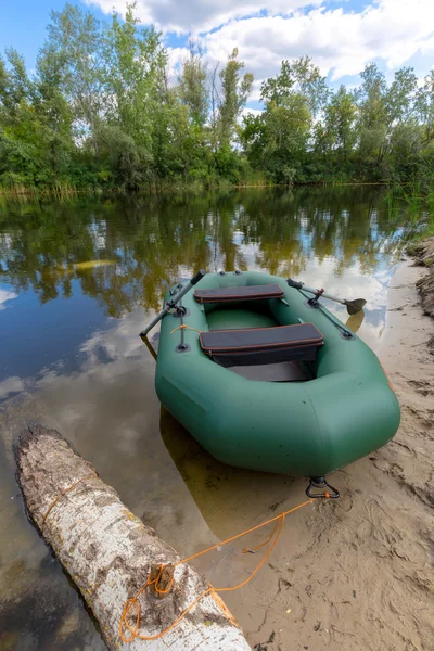 Bote inflable en la orilla del lago en el bosque de verano — Foto de Stock