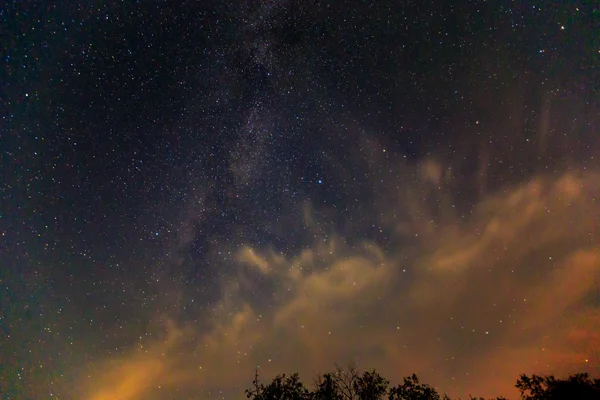 Estrellas en el oscuro cielo nocturno — Foto de Stock