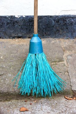 ev duvara yakın süpürge