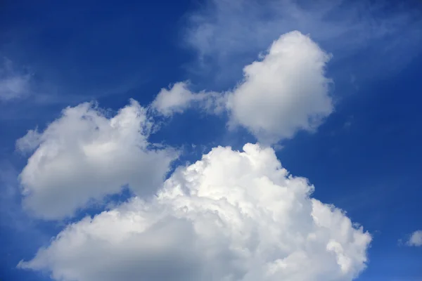 Nuvens agradáveis no céu — Fotografia de Stock