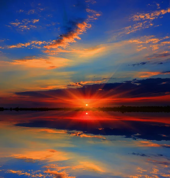 Majestoso pôr do sol sobre o lago — Fotografia de Stock