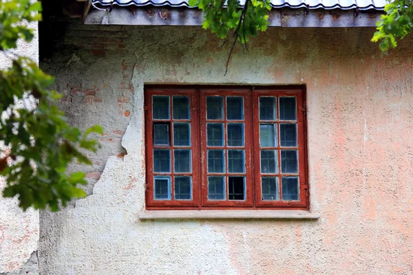 Gammelt hus vindue - Stock-foto