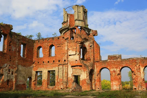 Övergivna gamla slottsruiner — Stockfoto