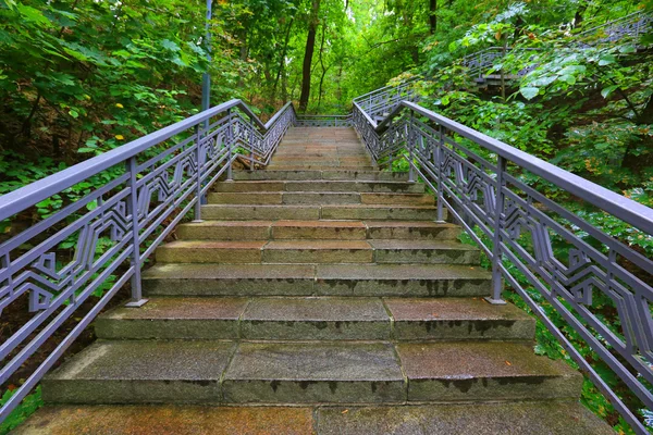 Treppe im Park — Stockfoto